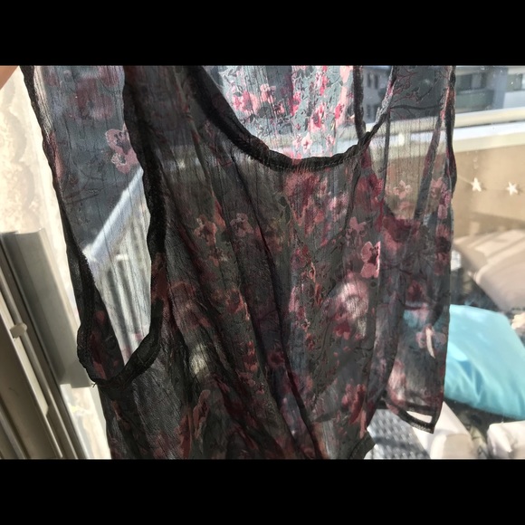 Brandy Melville Sheer Floral Tie-Front Crop Top - Picture 10 of 10